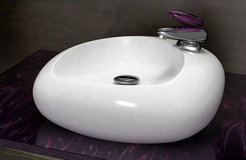 Ceramiczna umywalka przypomina kształtem kamień