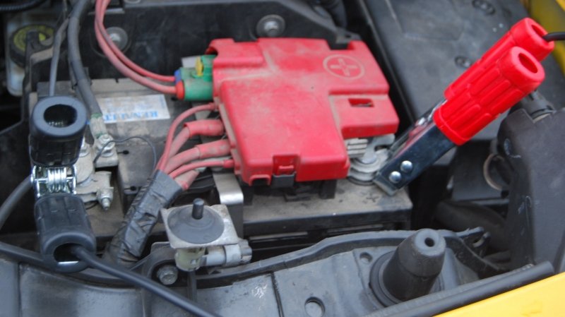 W samochodzie „dawcy” podłącz przewody bezpośrednio do klem akumulatora