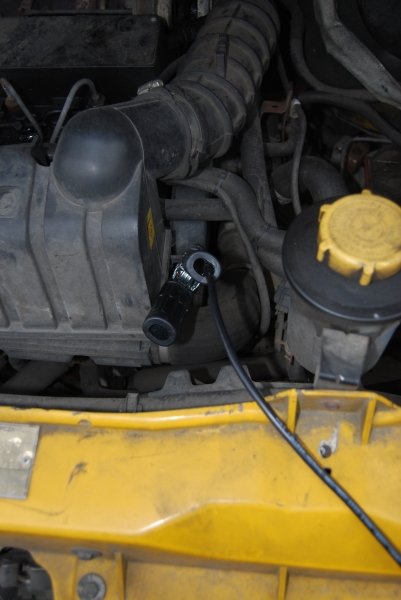 W samochodzie „biorcy” ujemny kabel podłącz do korpusu silnika w pobliżu alternatora; dodatni (czerwony) połącz bezpośrednio z akumulatorem