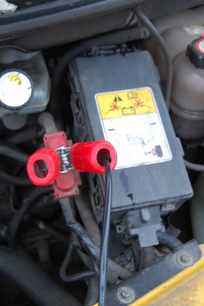W samochodach z akumulatorem znajdującym się poza komorą silnika dodatni przewód podłącz do specjalnego styku znajdującego się zazwyczaj przy skrzynce z bezpiecznikami; ujemny przewód podłącz do korpusu silnika.