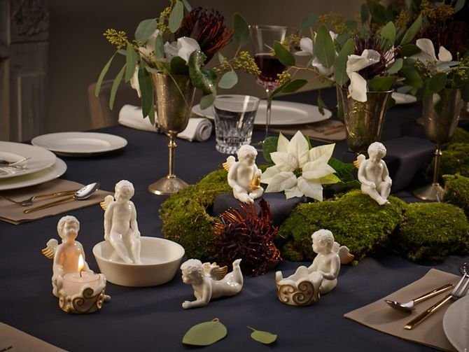 Piękna zastawa stołowa i ceramiczne ozdoby stanowią eleganckie nakrycie stołu