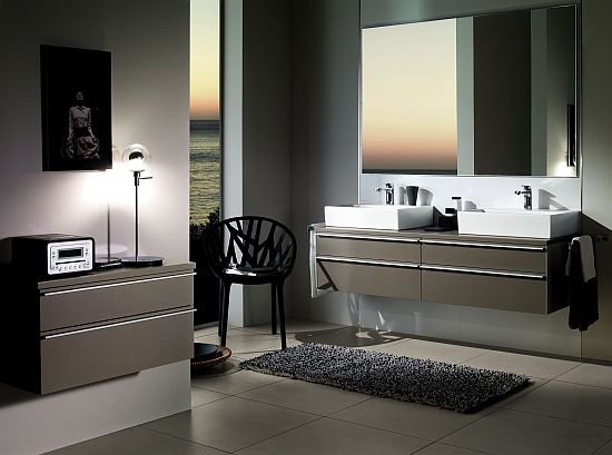 Villeroy & Boch wprowadza kolory ziemi do łazienki. Ciemnoszary Terra matt pozwala stworzyć spokojną i przytulną atmosferę. Produkty w tym ciekawym odcieniu znajdziemy m.in. w programie meblowym Shape.