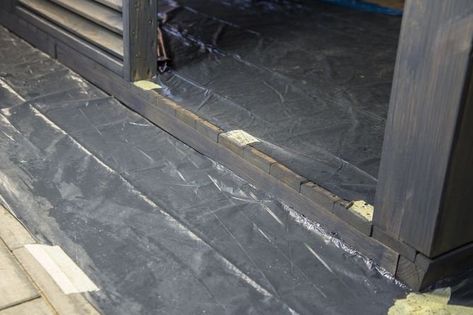 Gdy przestrzeń wokół altany jest utwardzona, np. kostką brukową lub płytami, najlepiej zabezpieczyć je przed zachlapaniem folią malarską. Podobnie postępujemy z podłogą altany
