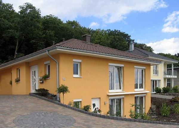 Kolor elewacji powinno się też dobierać do otoczenia, aby budynek komponował się z sąsiednimi domami.