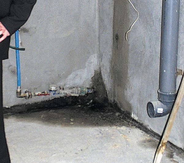 Skutki braku izolacji w piwnicy budynku mieszkalnego