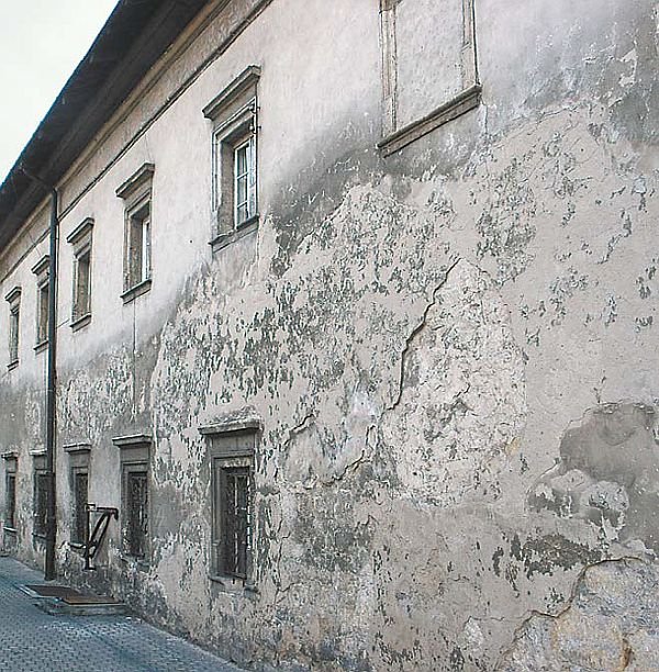 Destrukcja elewacji na skutek oddziaływania wody i wilgoci