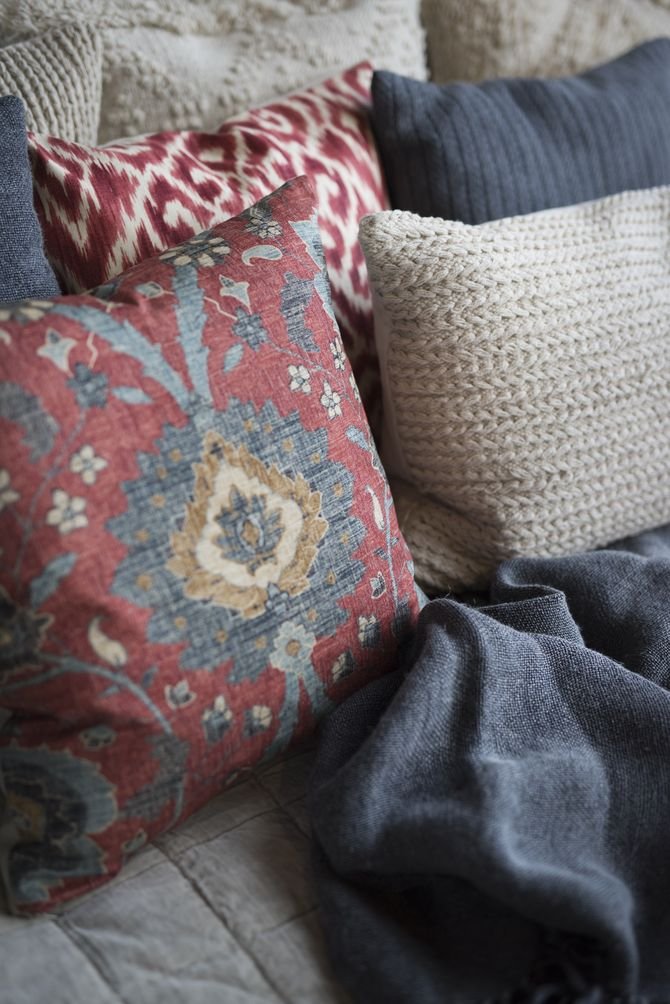 Poduszki Artwood to dekoracyjne poduszki o wymiarach 50x50 cm, z motywami nawiązującymi do orientalnych, bogatych wzorów.