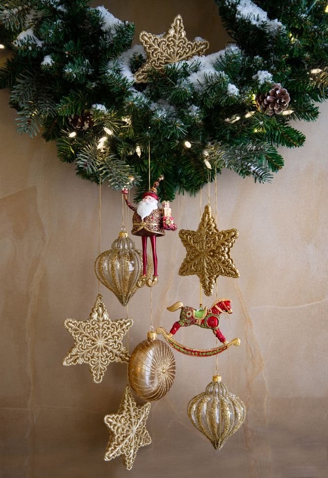 Bożonarodzeniowe dekoracje w odcieniach złota i czerwieni podkreślą klimat Świąt.
