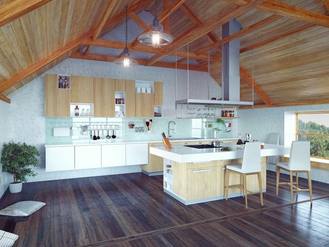 Uroku kuchni na poddaszu dodaje drewniana więźba dachowa.