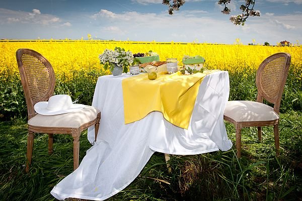 Niezbędne będą także sztućce oraz ceramika (talerze, misy i patery).