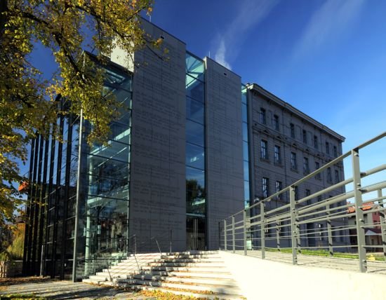 Miejska Biblioteka Publiczna im. Jana Pawła II, Opole, EQUITONE [natura] N072, N282, EQUITONE [tectiva] TE00
