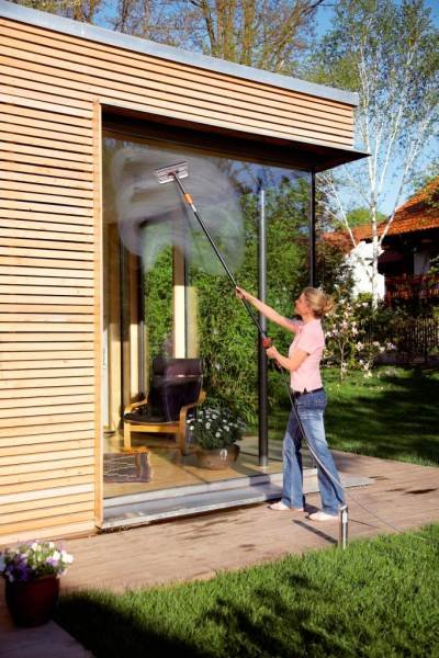W ramach systemu Original GARDENA Cleansystem do jednego urządzenia można dopasować różnego typu szczotki i gąbki. Trzonki są wyposażone w dozowniki na środki czyszczące i umożliwiają podłączenie do węża ogrodowego.