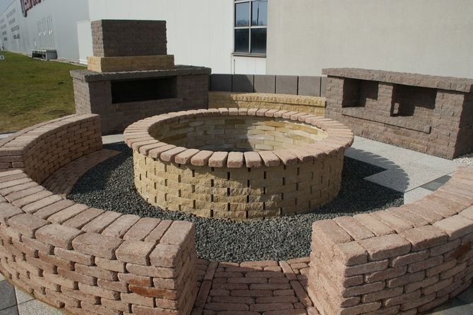 Za pomocą cegieł można zbudować betonowy grill