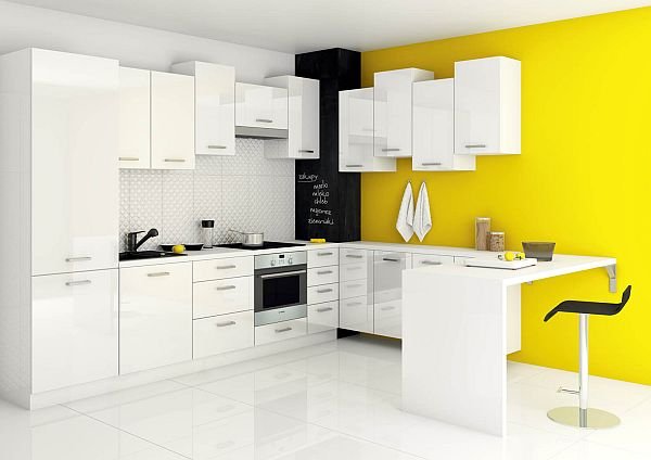 Jeśli jesteśmy zwolennikami białych mebli kuchennych, warto ożywić aranżację intensywnym kolorem ścian lub farbą tablicową.