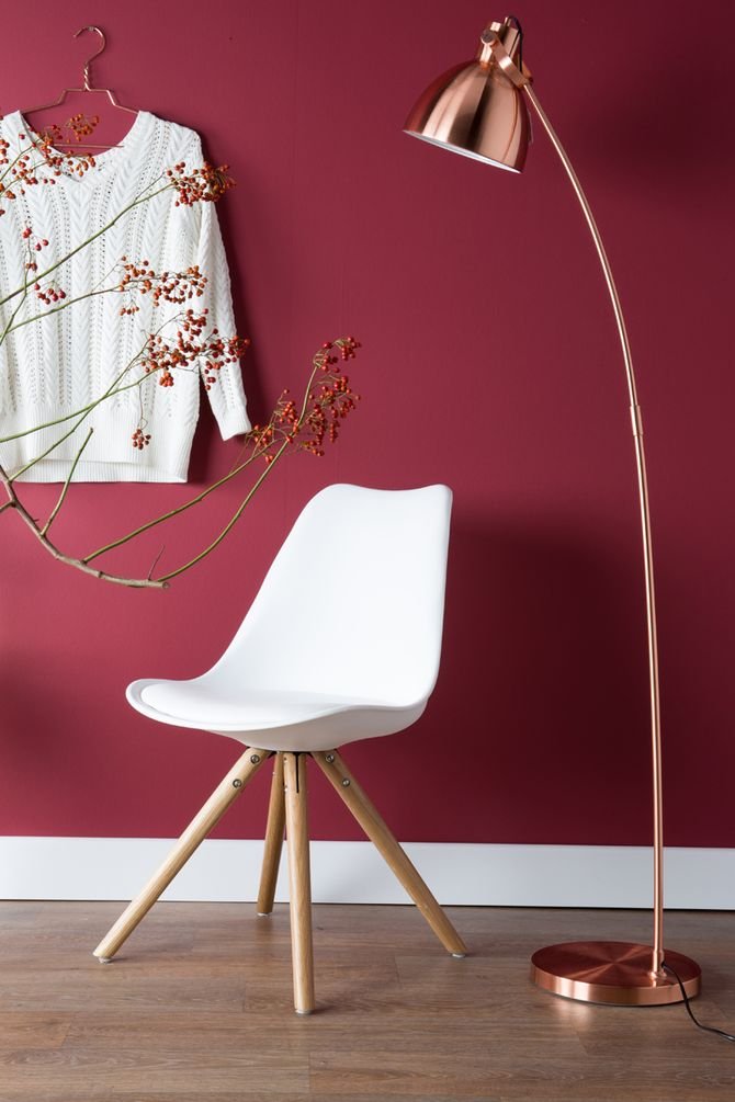 Lampa podłogowa Blush z oprawą z metalu w kolorze miedzianym oświetli wybrane miejsce.