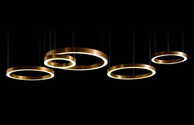 Lampy Henge - wiszące na cieniutkich linkach złote okręgi o różnych średnicach dają subtelne i stonowane światło