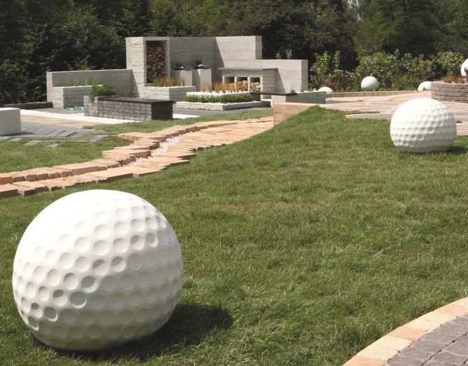 Betonowe elementy mają ciekawe kształty i formy - wyglądają jak piłka golfowa ...
