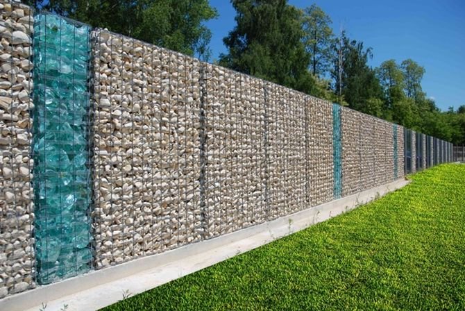 Ogrodzenia gabionowe to połączenie metalowych koszy z panelami kratki ogrodzeniowej oraz wypełnieniem