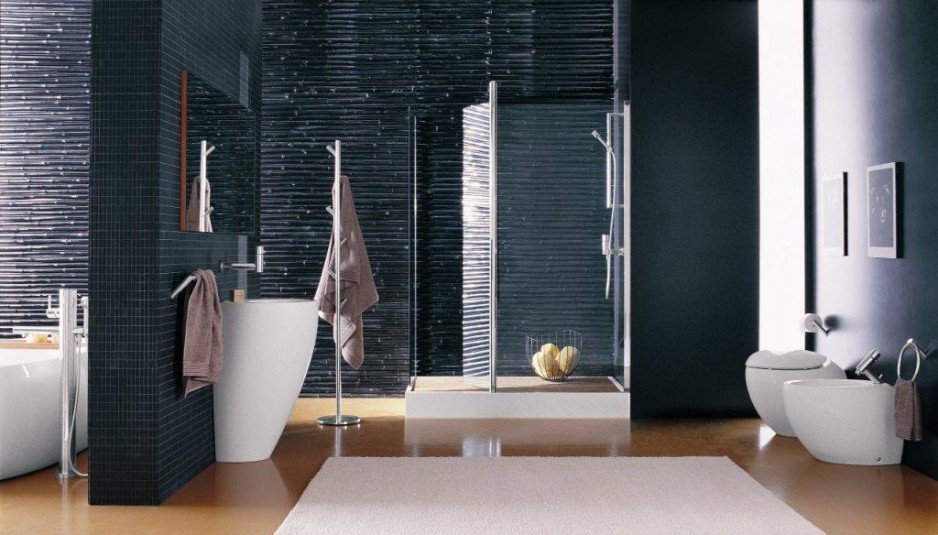W połyskującej, odważnej łazience błyszczeć może wszystko: faktura na ścianach, gładka powierzchnia natrysku oraz armatura