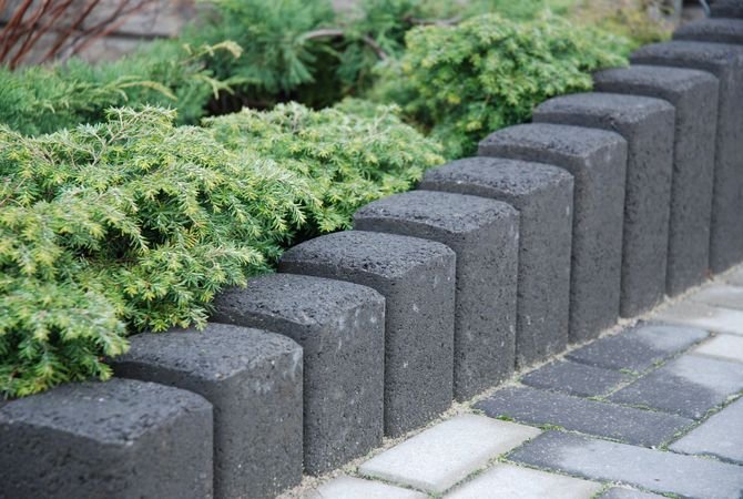 Elementy palisady ustawiono "według wzrostu" - od najniższego do najwyższego