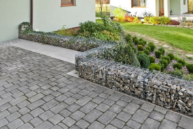 Za pomocą minigabionów można stworzyć murek, który oddzieli rabaty kwiatowe od podjazdu czy ścieżki ogrodowej