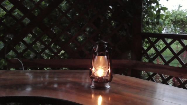 Lampa naftowa w altance Fot. Franciszek Rochowczyk