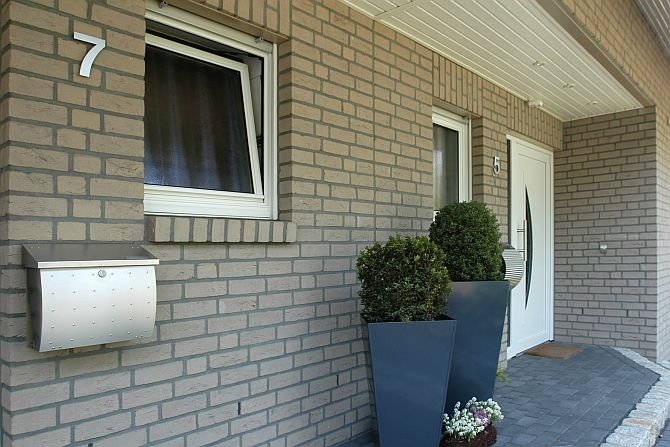 Cegła Pinot Grijs DCGR. Elewacja domu jednorodzinnego