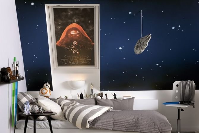 W roletach zaciemniających Star Wars & Velux Imperium Snu zastosowano specjalną tkaninę umieszczoną w dopasowanej do skrzydła kasecie