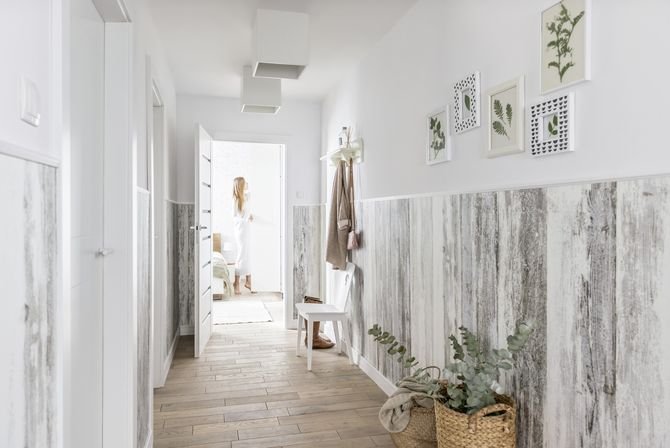 Przedpokój w stylu vintage zdobi galeria obrazków z motywami roślinnymi.