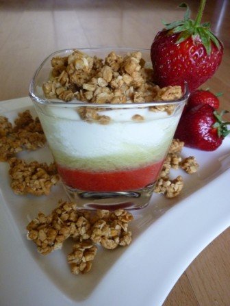 Granola z musem truskawkowym i melonowym