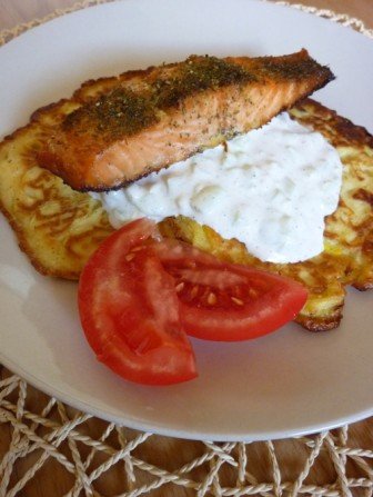 Placki z cukinii z serkiem ricotta i z łososiem