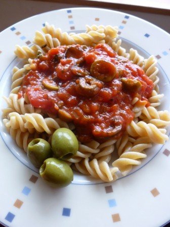 Fusilli z sosem pomidorowym i oliwkami