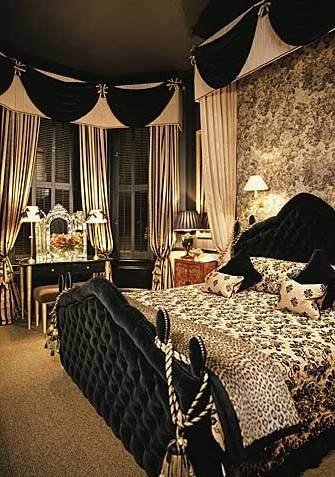 Czarny pikowany aksamit sam w sobie robi ogromne wrażenie, a do sypialni po prostu pasuje Fot. źródło: buildingscheme.com