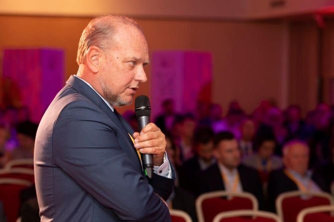 Szef Komisji Technicznej SSO dr inż. Mariusz Garecki usystematyzował wiedzę na temat aktualnych wymagań i zaleceń w zakresie bezpieczeństwa pożarowego elewacji.