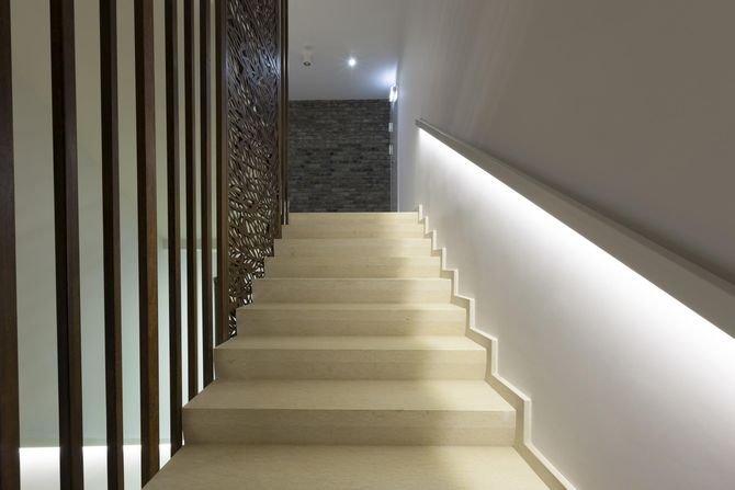 Oświetlenie schodów powinno być przede wszystkim funkcjonalne i umożliwiać bezpiecznie wchodzenie i schodzenie