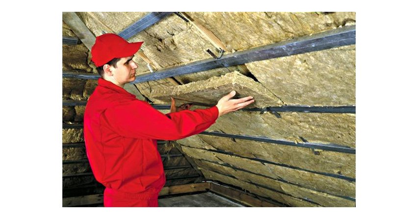 Wybierając materiał do izolacji poddasza, należy pamiętać, że będzie on montowany w przestrzenie między więźbą dachową.Fot. Rockwool