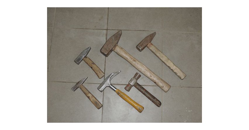 Zestaw młotk&oacute;w w warsztacie i ogrodzie to podstawa wszelkich prac. Fot. Franciszek Rochowczyk