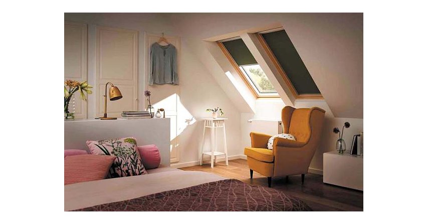 Dobrze zaprojektowana i wykonana sypialnia na poddaszu zapewnia dużo światła dziennego, jednak zawsze wymaga uzupełnienia oświetleniem sztucznymFot. Velux