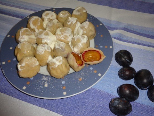 knedle z ciasta pierogowego ze sliwkami
