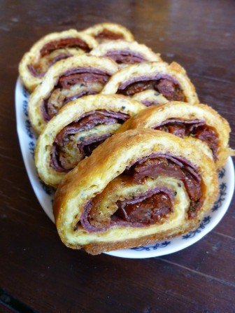 rolada serowa z pomidorami i salami