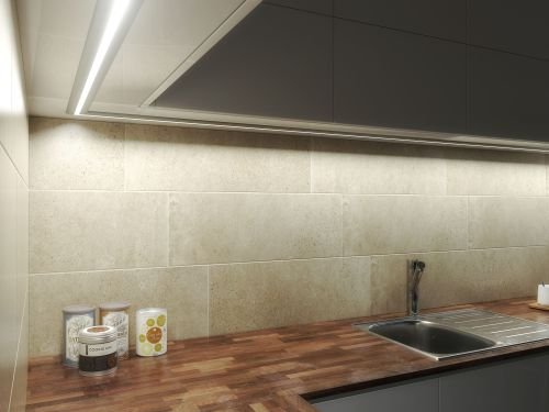 Profil RETO LUMINES Lighting zainstalowany pod szafką kuchenną
