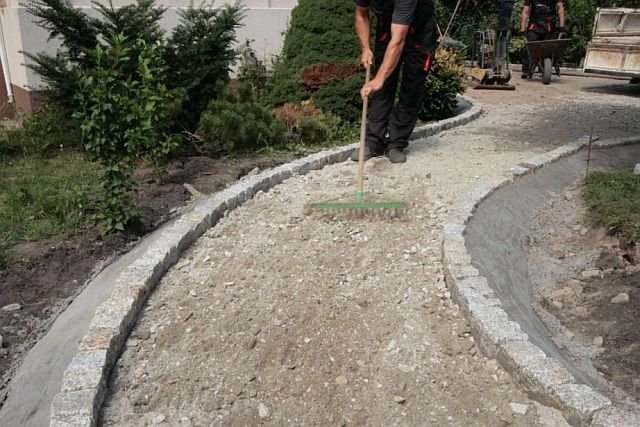 Aby zapewnić równomierne ułożenie i zagęszczenie materiału w podbudowie, należy układać go warstwami o grubości około 10 cm, wyrównywać i zagęszczać mechanicznie.