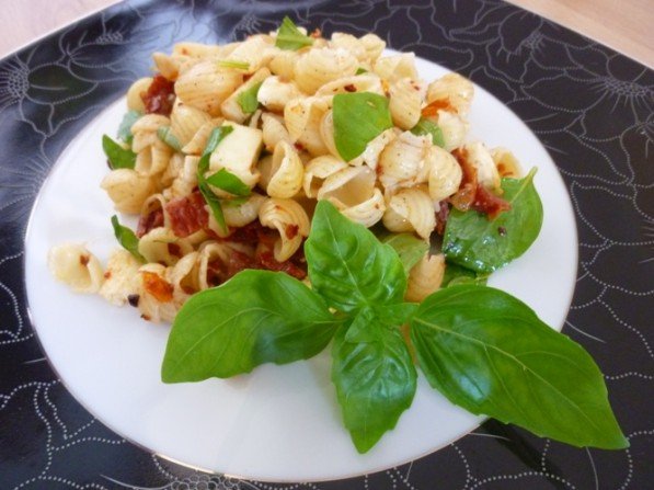 salatka makaronowa z suszonymi pomidorami