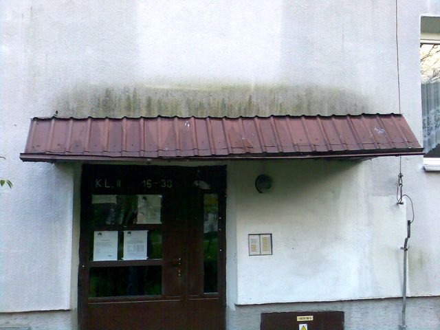 Docieplona elewacja systemem BSO z tynkiem bez wapna - wygląd po 8 latach