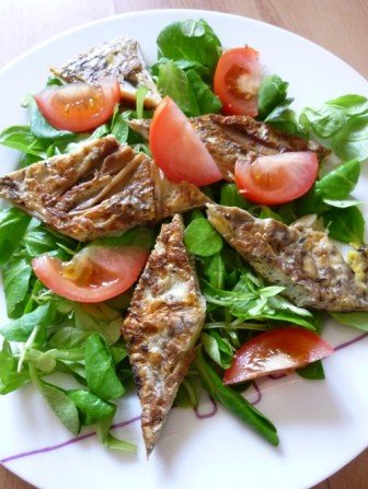 frittata szparagowa na salatce