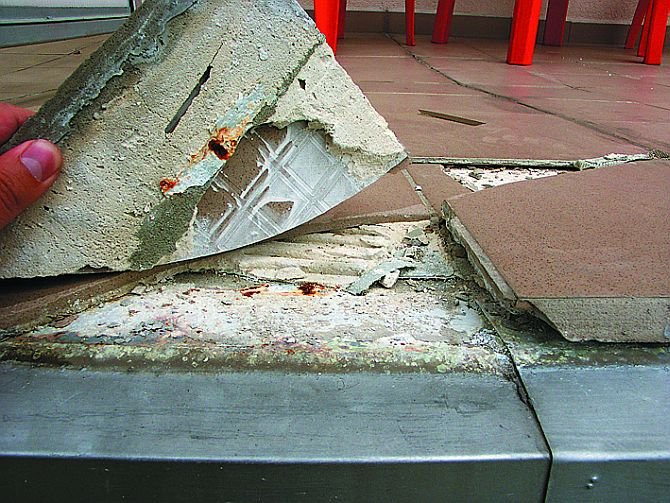 Fot. 4. Przyczyną uszkodzeń może być złe zamocowanie obróbek blacharskich i/lub zbyt głębokie wsunięcie ich pod okładzinę ceramiczną; fot. M. Rokiel Fot. 4. Przyczyną uszkodzeń może być złe zamocowanie obróbek blacharskich i/lub zbyt głębokie wsunięcie ich pod okładzinę ceramiczną; fot. M. Rokiel