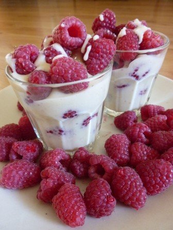 maliny z sosem bananowym