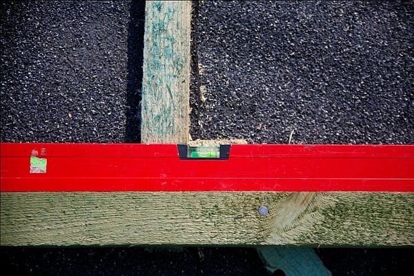 Podstawą poprawnego ułożenia dachówek na wolim oku jest odpowiednie rozmierzenie łat i wykonanie szczelnego podkładu