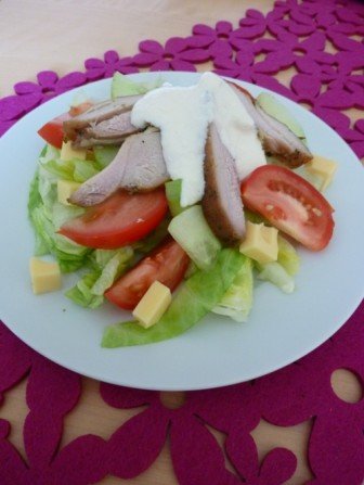 salata z grillowanym miesem