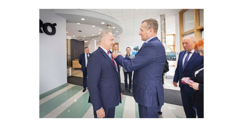 Janusza Komurkiewicza w imieniu Prezydenta Andrzeja Dudy odznaczył Wojewoda Małopolski Zbigniew Starzec
Fot. FAKRO